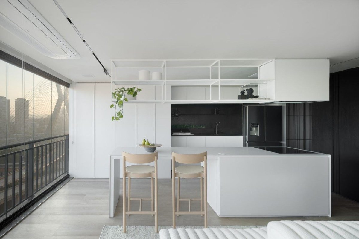 O branco suave e etéreo traduz tranquilidade e amplitude para esta cozinha. Projeto do escritór...