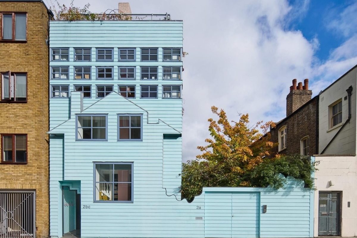 A fachada divertida cria “uma casa dentro de uma casa” na residência azul em Londres — Fot...