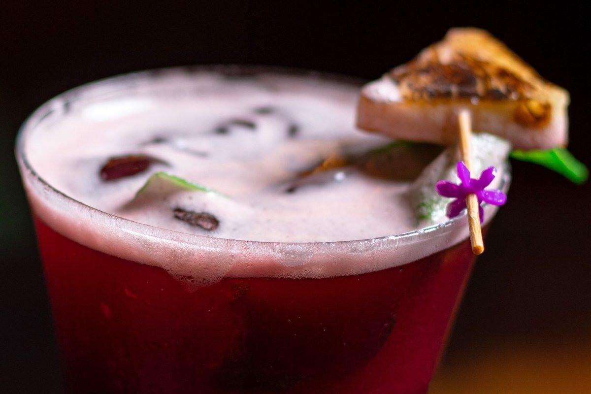 O drinque Chicha Punch é feito com pisco infusionado com milho-roxo, cordial de abacaxi e cointr...