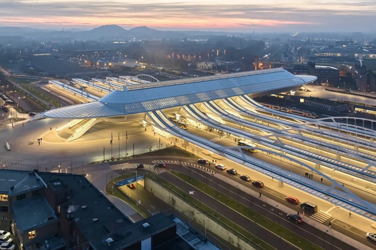A estação Gare de Mons, projetada pelo arquiteto espanhol Santiago Calatrava, se destaca na pai...