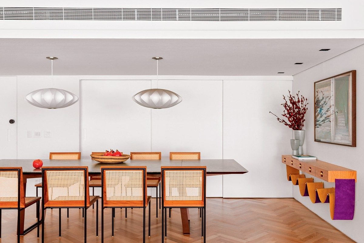 No projeto da arquiteta Ana Sawaia, o aparador Alva AP, da Alva Design, na Etel Design, compõe c...