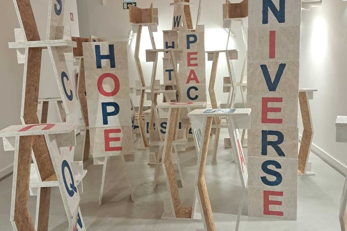 A instalação Bigorna Fases “Palavras para Movimentar e Sentar”, idealizada pelo artista Wes...