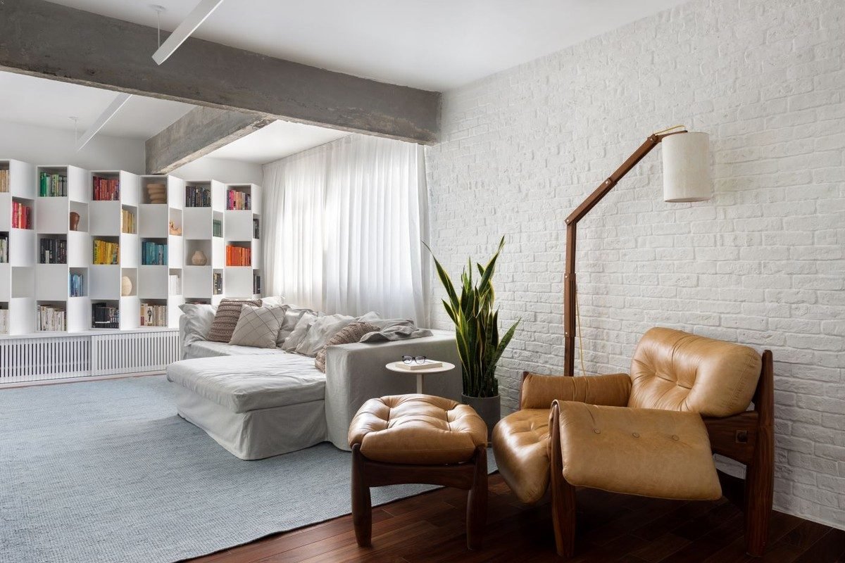 Na sala, poltrona Mole, de Sergio Rodrigues, do acervo dos moradores, assim como a luminária de ...